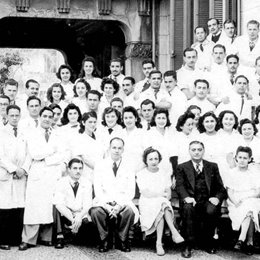 Professores e alunos de química da USP no palacete da Alameda Glete em 11/08/1943, em comemoração ao aniversário do professor Heinrich Rheinboldt. © Instituto de Química da USP.