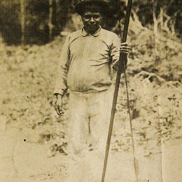 Índio Kaingang com arco, flecha e chapéu na região de Bauru, década de 1910. © Museu Ferroviário Regional de Bauru.