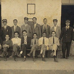Funcionários da Companhia Paulista de Estradas de Ferro na estação de Bauru em dezembro de 1925. © Museu Ferroviário Regional de Bauru.
